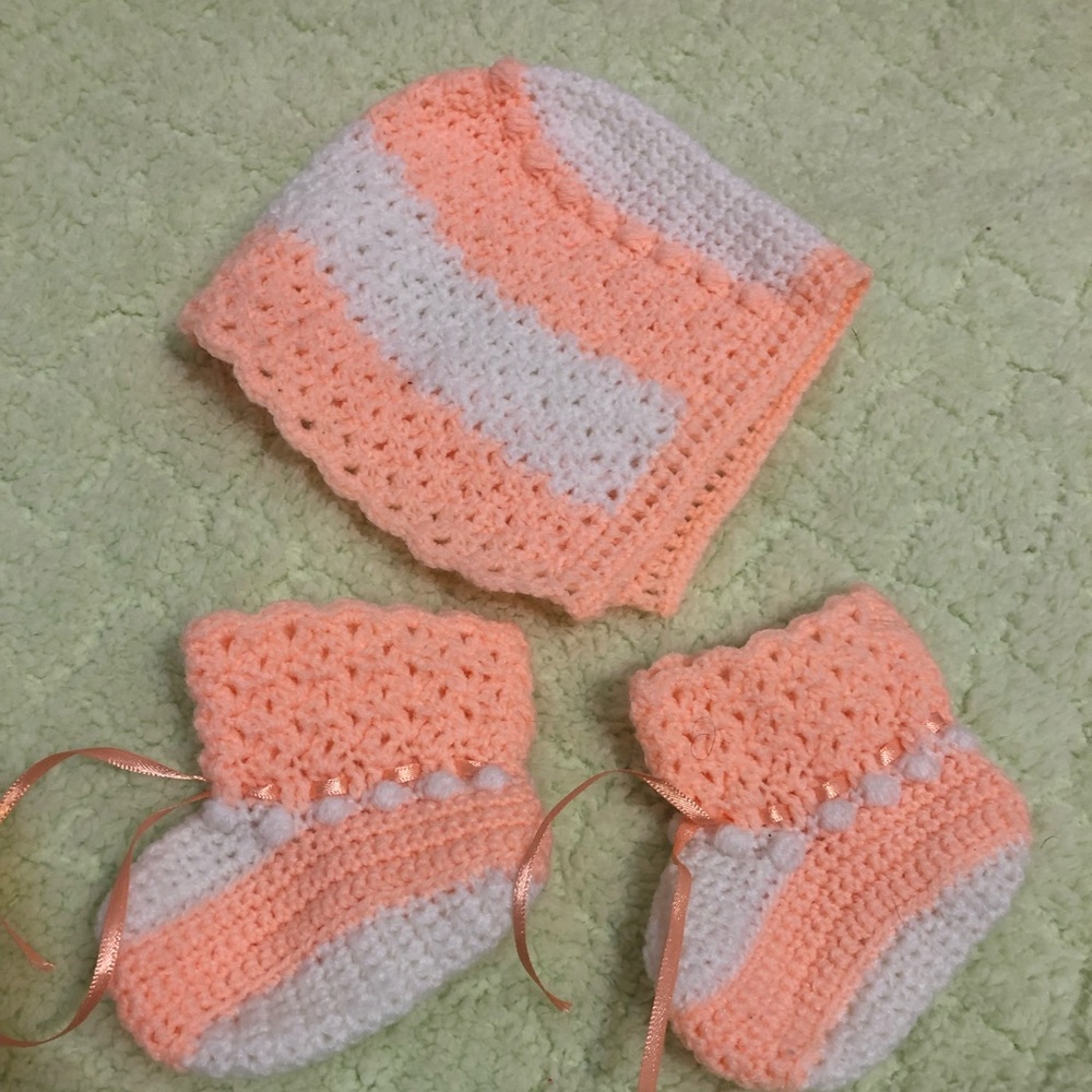 Newborn bonnet and booties